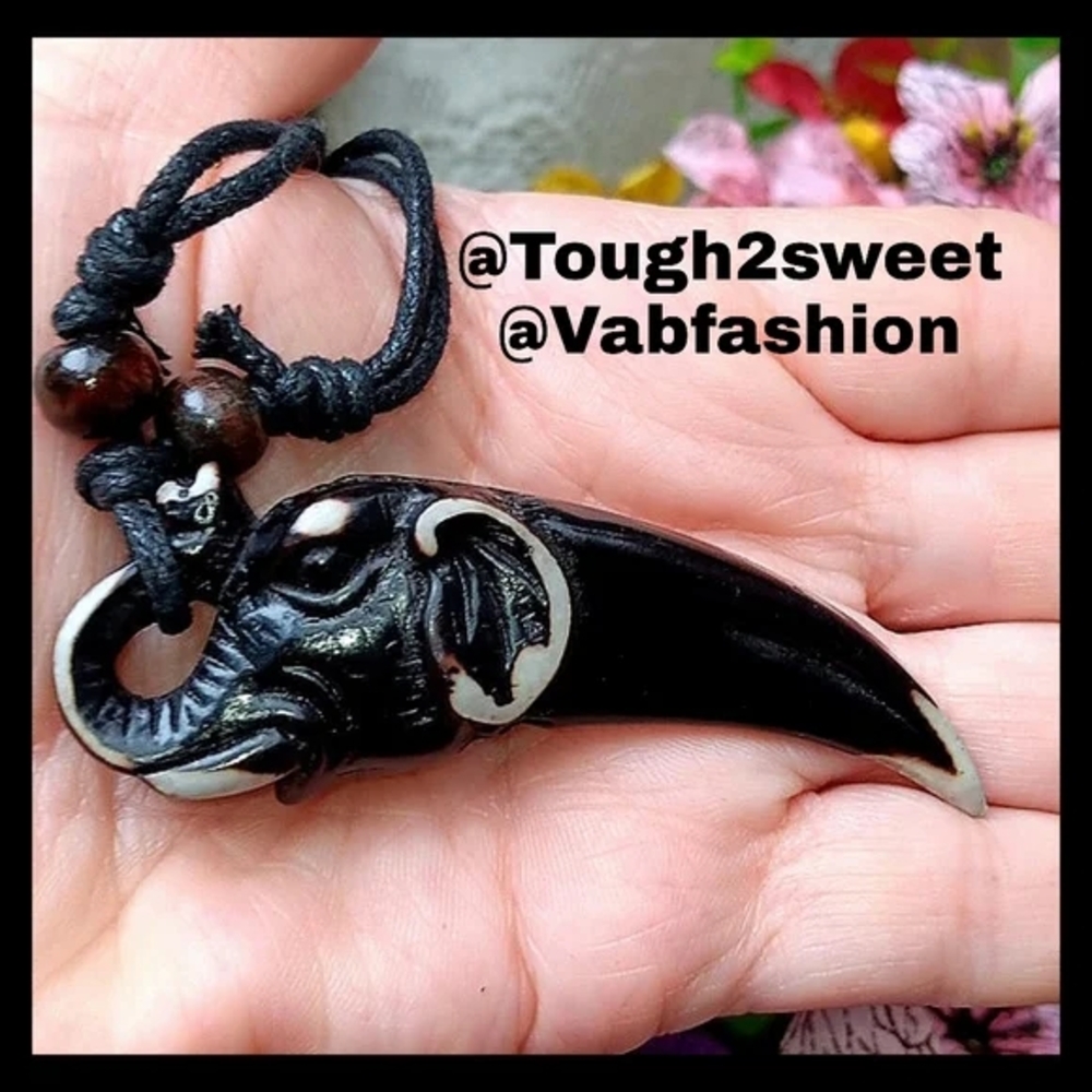 ARTISAN CARVED RESIN HIGHLY DETAILED ELEPHANT NECKLACE W/ BOX (EL13)